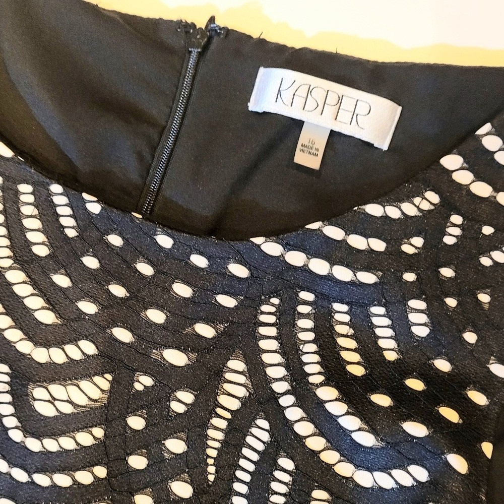 Kasper‎ Shift Dress Black 16 LBD Art Deco Fan Geometric Openwork Office Cocktail - Picture 8 of 9
